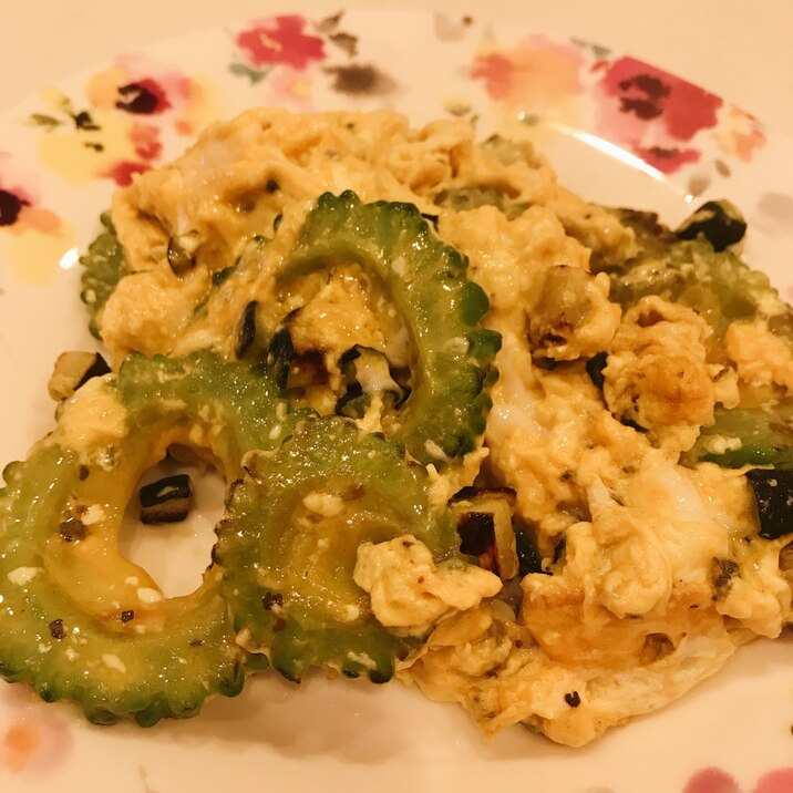 苦くない!ゴーヤとズッキーニの夏野菜バジル卵とじ